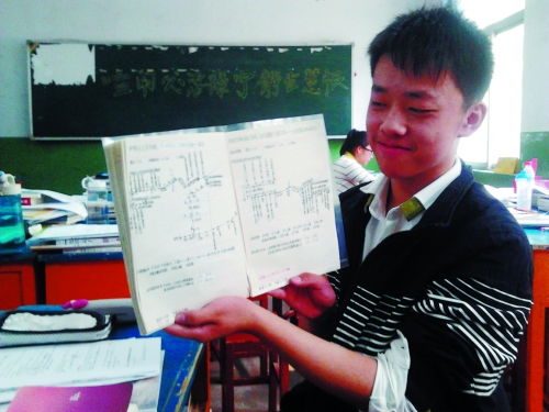 劉楊文向記者展示手繪洛陽(yáng)公交線(xiàn)路地圖