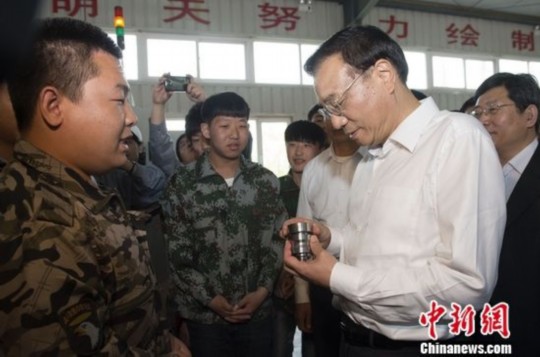 學(xué)生送親手加工零件模型 總理要擺在辦公室 學(xué)生送親手加工零件模型 總理要擺在辦公室