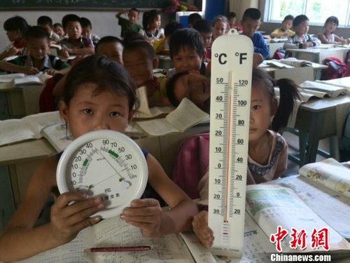 6月3日，下午四點(diǎn)，昆明市東川區(qū)因民鎮(zhèn)中心學(xué)校一年級(jí)教室溫度達(dá)到44℃