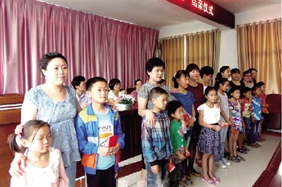 身后的“代理媽媽”，使留守兒童的身心有了依靠