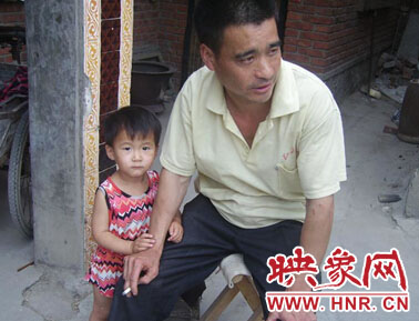 女兒依偎在郭任紅身旁 顯得甚為可愛(ài) 女兒依偎在郭任紅身旁 顯得甚為可愛(ài)