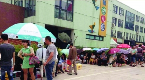 金壇市實驗幼兒園門前，家長在排隊