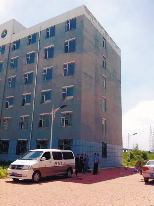 現(xiàn)場(chǎng)被警方封鎖，圈內(nèi)為死者遺體位置