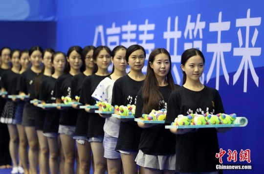 青奧會(huì)開幕在即禮儀志愿者忙"頒獎(jiǎng)" 青奧會(huì)開幕在即禮儀志愿者忙"頒獎(jiǎng)"