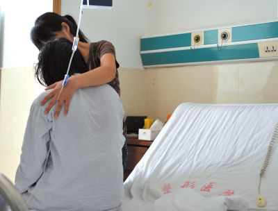 由于前天進(jìn)行了面部修復(fù)手術(shù)，俞燕身體不適，父母24小時(shí)陪在她的身邊