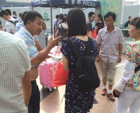 女大學(xué)生一出站，黑車(chē)的拉客仔就圍上招攬