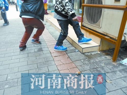 路邊，兩個小學生正在扔“臭屁炸彈