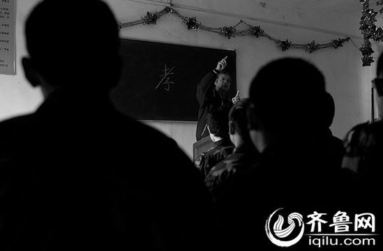 方光與其他癡迷網絡游戲的孩子一起，在重新認識“孝”的含義