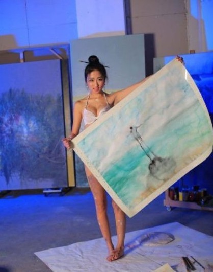 藝術系女生著內(nèi)衣用身體作畫 稱不是搞色情