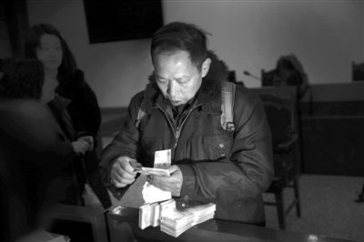 　昨日，從四川老家趕來的藍(lán)田忠，從房山法院執(zhí)行法官手里領(lǐng)到了自己的賠償款。他和15名工友在房山一煤礦