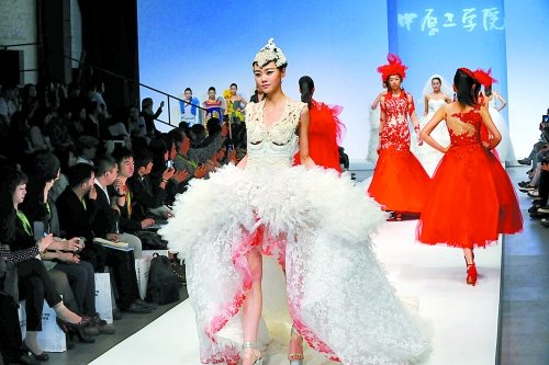 中原工學院服裝設計亮相北京798 中原工學院服裝設計亮相北京798
