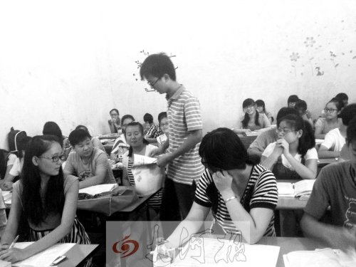 補(bǔ)習(xí)課上，馮昊怡不像老師，更像是學(xué)生們的同學(xué)。