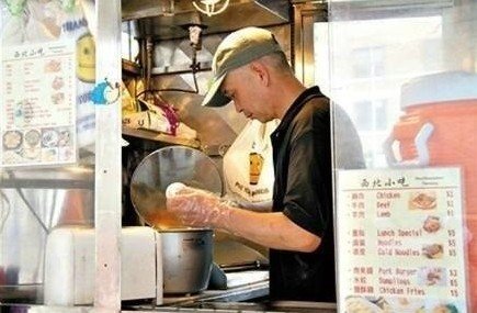 紐約哥大門(mén)口，顧客排長(zhǎng)隊(duì)買(mǎi)他的肉夾饃