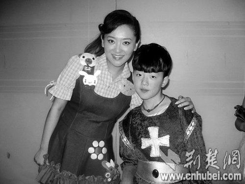 楊光參加央視節(jié)目表演時(shí)，同主持人月亮姐姐合影