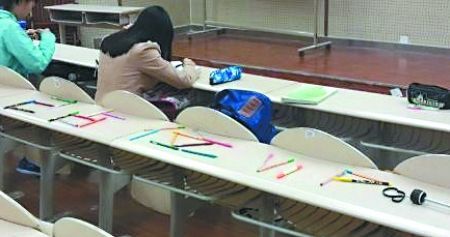 學生們用筆等文具占座 學生們用筆等文具占座