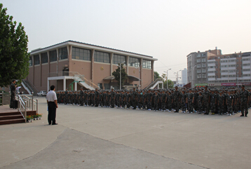 82中新學子迎來軍訓新生活 82中新學子迎來軍訓新生活