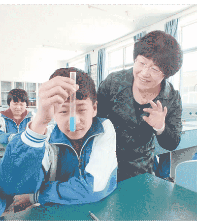 北京市密云區(qū)大城子中學(xué)，一位教師在指導(dǎo)學(xué)生做實(shí)驗(yàn)