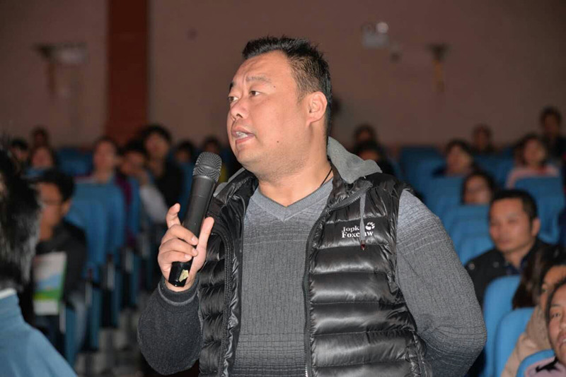 講座結(jié)束家長朋友踴躍提問，請專家答疑解惑