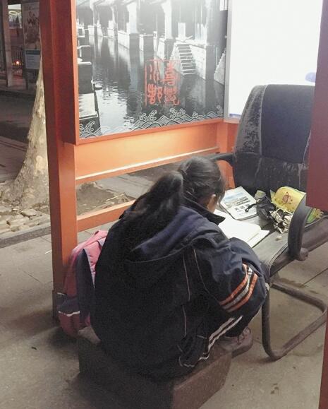 電話亭就是曉華的書房，她在這里做了5年作業(yè)