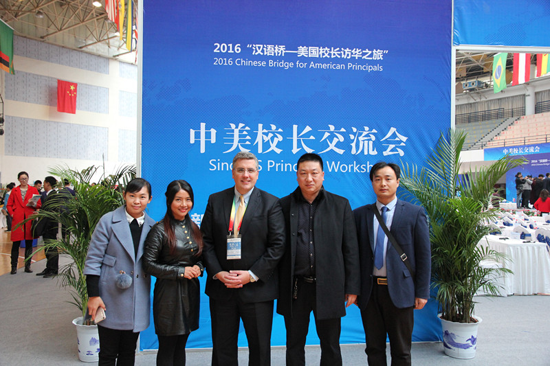 閆小家人與美國(guó)校長(zhǎng)合影留念