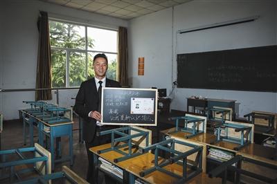 　張俊成，41歲，曾是北京大學(xué)的一名保安。1995年，通過成人高考，考上了北京大學(xué)法律系(專科)，被媒體稱為“北大保安高考第一人”，現(xiàn)為長治市一所中等職校的校長