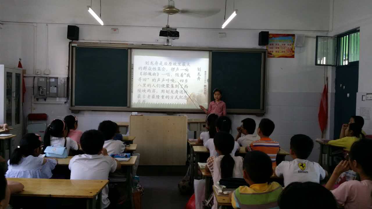 隊員們介紹端午節(jié)劃龍舟風(fēng)俗 隊員們介紹端午節(jié)劃龍舟風(fēng)俗