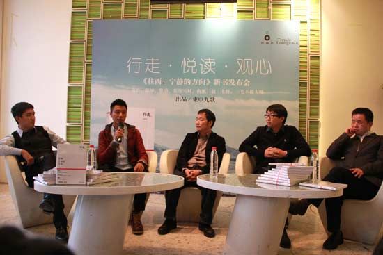 活動(dòng)現(xiàn)場(chǎng)（左起）一毛不拔大師、陳坤、費(fèi)勇、南派三叔、慕容雪村