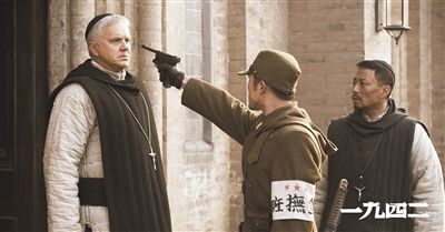 梅甘（左）、安西滿（右）與日本兵對峙的一幕。