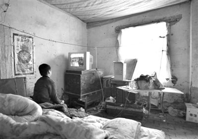 11月21日，武文英小兒子中午放學(xué)回家坐在床上看電視，母親進(jìn)看守所之后，小兒子變得沉默寡言。