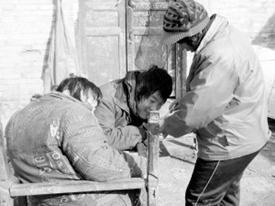 去年年初，武文英和雙胞胎腦癱兒子。圖片來源/《周口晚報(bào)》