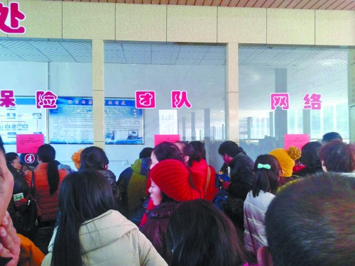 售票窗口等待的游客 售票窗口等待的游客