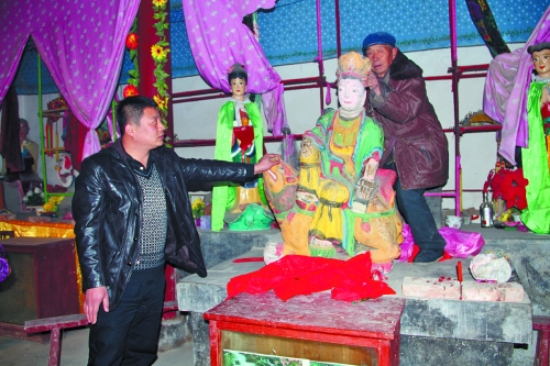 內(nèi)黃縣警方將3尊佛頭交還給鶴壁市一寺廟 內(nèi)黃縣警方將3尊佛頭交還給鶴壁市一寺廟