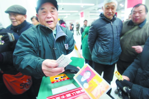 老人帶著多種證件想免費乘車，工作人員稱沒接到通知拒絕。