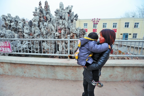 經(jīng)歷了之前的兇險(xiǎn)，窩在媽媽?xiě)阎械牧亮量吹剿?，仍感到有些害怕? width=