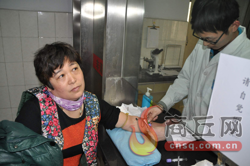 劉艷平的血樣和浙江省一位患者成功配型，1月15日下午3點(diǎn)，醫(yī)護(hù)人員正在為劉艷平再次抽取血樣