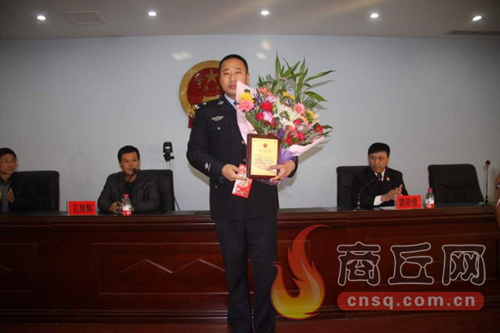 高兵雷是睢陽區(qū)檢察院一位檢察干警，在去鄭州捐獻(xiàn)造血干細(xì)胞時(shí)，他所在的單位為他組織了熱烈的歡送儀式