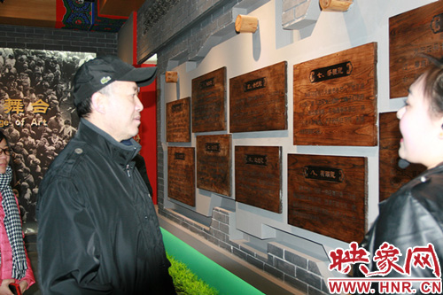 郭達(dá)聽講解員講解馬街書會淵源 郭達(dá)聽講解員講解馬街書會淵源