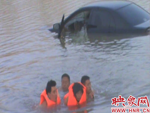 韓明、賈建峰，馮先忠三位市民奮力營救落水者