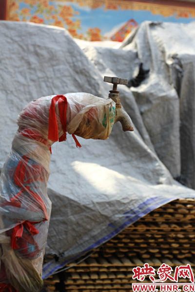 一名居民對記者說，“你擰擰水管看，俺不騙你，沒水吧？”