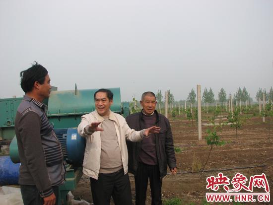 徐書(shū)祥向漯河美錦現(xiàn)代農(nóng)業(yè)副總經(jīng)理王德禮(左)和負(fù)責(zé)園區(qū)的村黨支部委員劉現(xiàn)庭(右)了解情況 徐書(shū)祥向漯河美錦現(xiàn)代農(nóng)業(yè)副總經(jīng)理王德禮(左)和負(fù)責(zé)園區(qū)的村黨支部委員劉現(xiàn)庭(右)了解情況