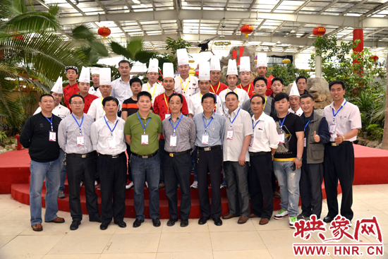 選手、工作人員和評委親密合影