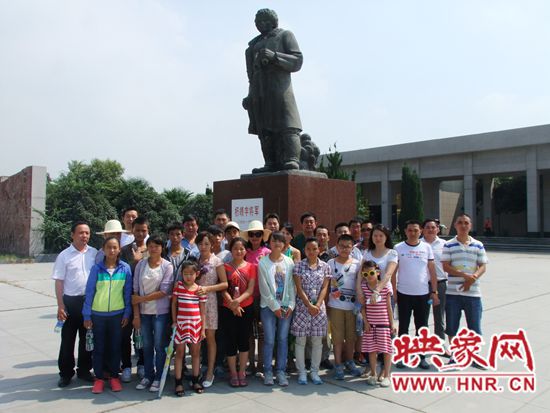 昊翔投資有限公司董事長(zhǎng)尼冬松和云南受資助師生合影 昊翔投資有限公司董事長(zhǎng)尼冬松和云南受資助師生合影