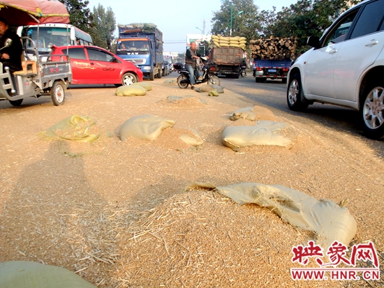 擁堵的現(xiàn)場(chǎng) 擁堵的現(xiàn)場(chǎng)