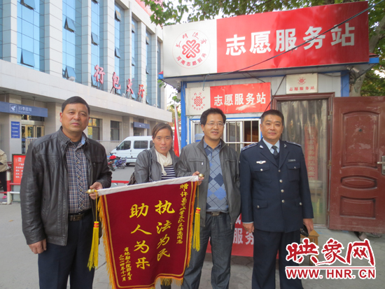 市民為熱心城管送來錦旗 市民為熱心城管送來錦旗