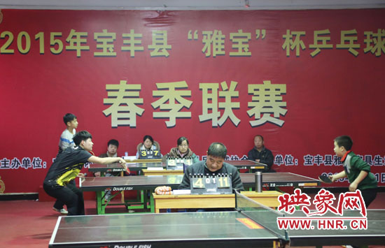 2月22日，河南省寶豐縣兩名乒乓球參賽選手在比賽中激烈角逐。