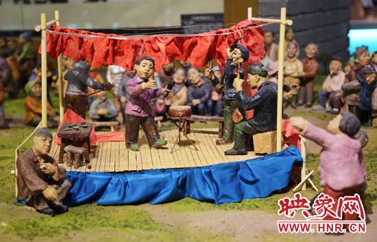 河南寶豐中華曲藝展覽館內(nèi)的說(shuō)唱和聽(tīng)書(shū)造型的泥塑人。（3月1日攝）