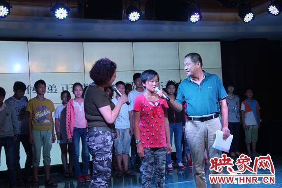 為26位貧困兒童募集94685.99元和價(jià)值近五萬(wàn)元的書(shū)籍、衣物等物資