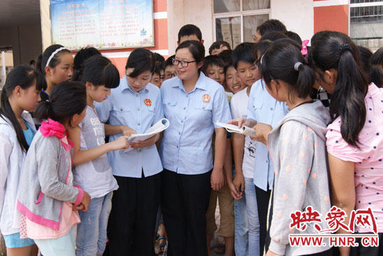 法官們與學生交流 法官們與學生交流