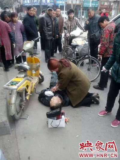 女護士跪地施救 女護士跪地施救