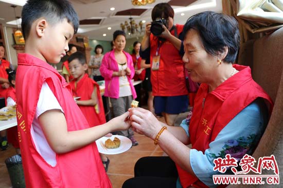 鄭汴公益組織聯(lián)手自制月餅看望開封老義工 鄭汴公益組織聯(lián)手自制月餅看望開封老義工